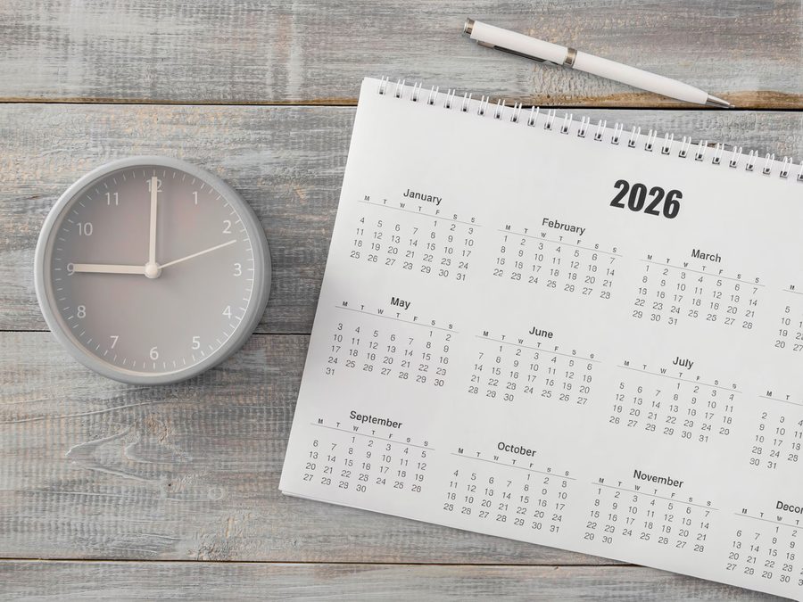Calendario y reloj que representan los horarios flexibles de Km Cero Auto Escuela