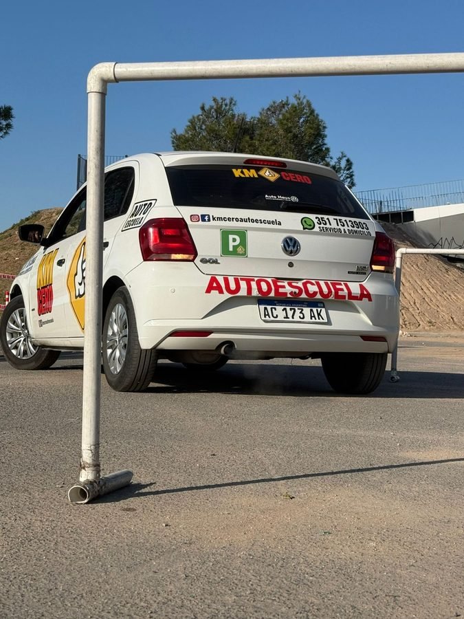 Auto de Km Cero Auto Escuela en circuito de práctica de manejo