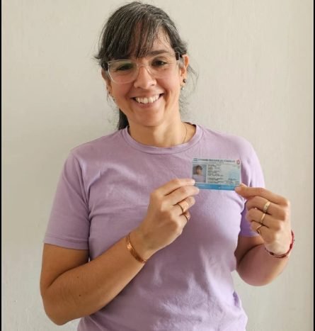 Ana Erro con su licencia de conducir, alumna de Km Cero Auto Escuela