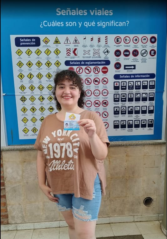 Nora Espinoza con su licencia de conducir, alumna de Km Cero Auto Escuela